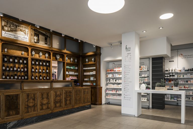Farmacia Ariis, Udine - mobile storico e moderno